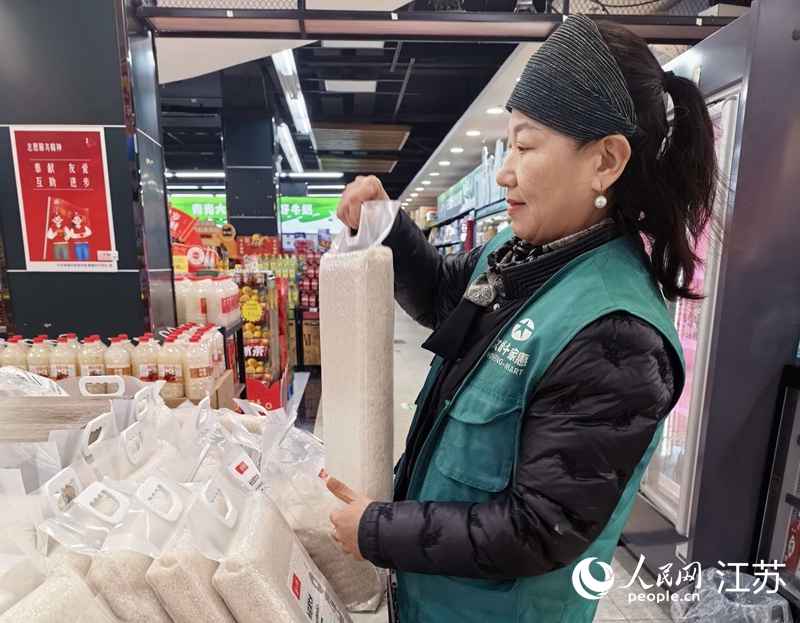 苏云华在整理货架。人民网记者 王继亮摄