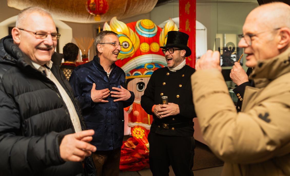 迪特福特邻近市镇代表、巴伐利亚州政界代表欢聚在市政厅内。