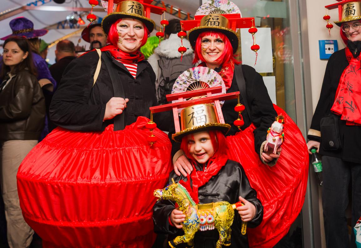 迪特福特市民手持马年主题秦淮灯彩参加巡游。