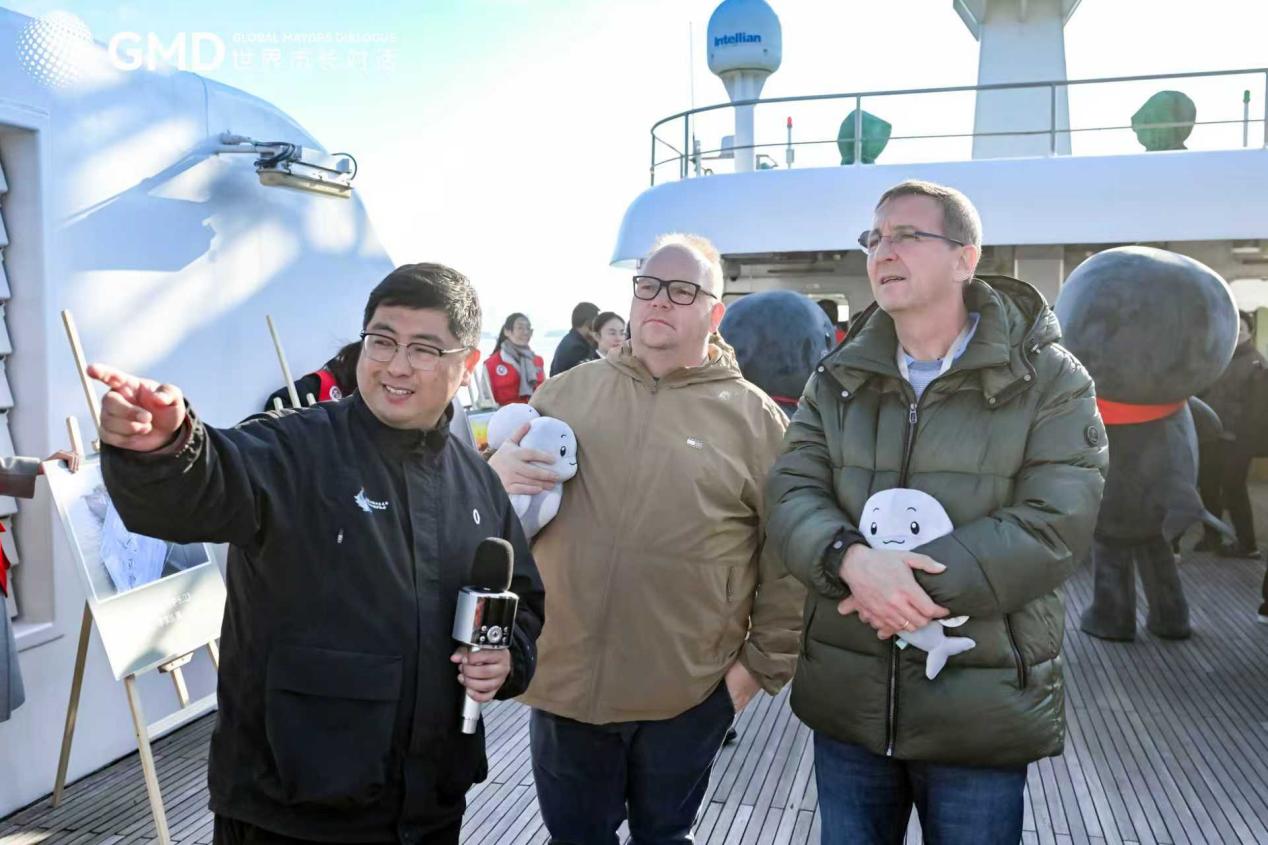 迪特福特市市长贝恩德·麦尔（右）参加“2025世界市长对话·南京”相关活动。