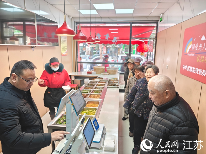 临近饭点,长者食堂排起长队。人民网 李欣阳摄