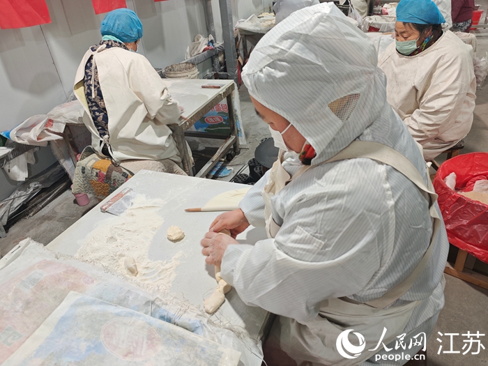 茶棚社区内,工人们熟练烙馍。人民网 李欣阳摄