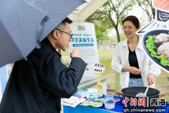 图为无锡民众品尝高原特色产品。李宇 供图