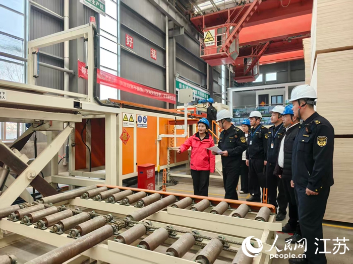 邳州市应急管理、市场监管部门在“综合查一次”中共同检查一家企业。人民网记者 鞠峰摄 