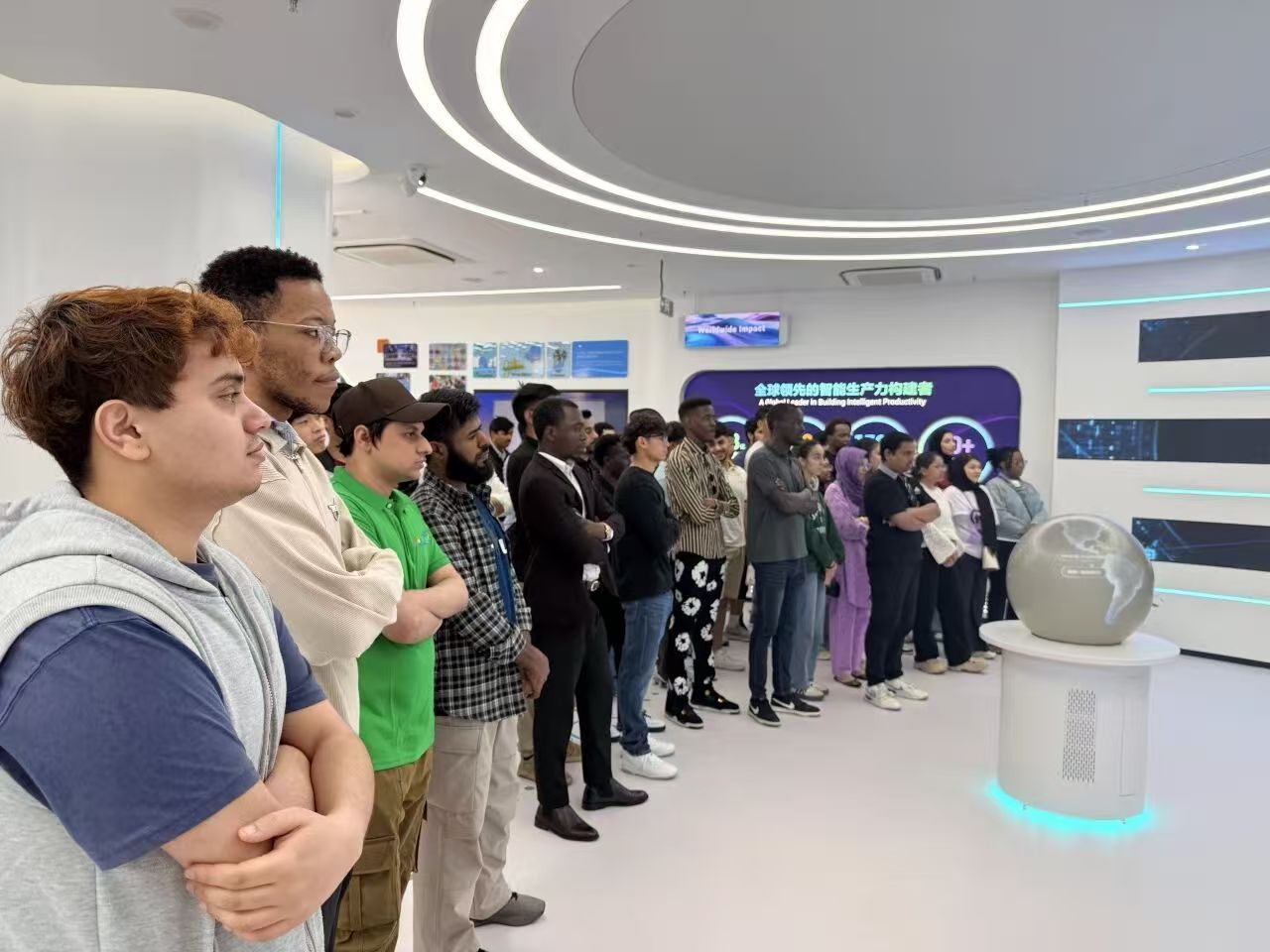 南京航空航天大学国际教育学院80余名师生走访中国(南京)软件谷企业——浩鲸科技。