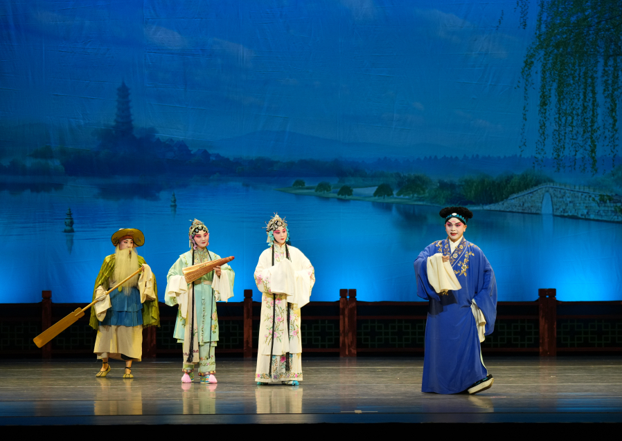 今年4月，东南亚“戏曲交流团”来宁，登台表演。南京市京剧团供图