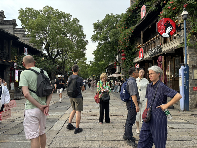 凯瑟琳和朋友们在老门东逛街。南京日报/紫金山新闻记者 李子俊 摄