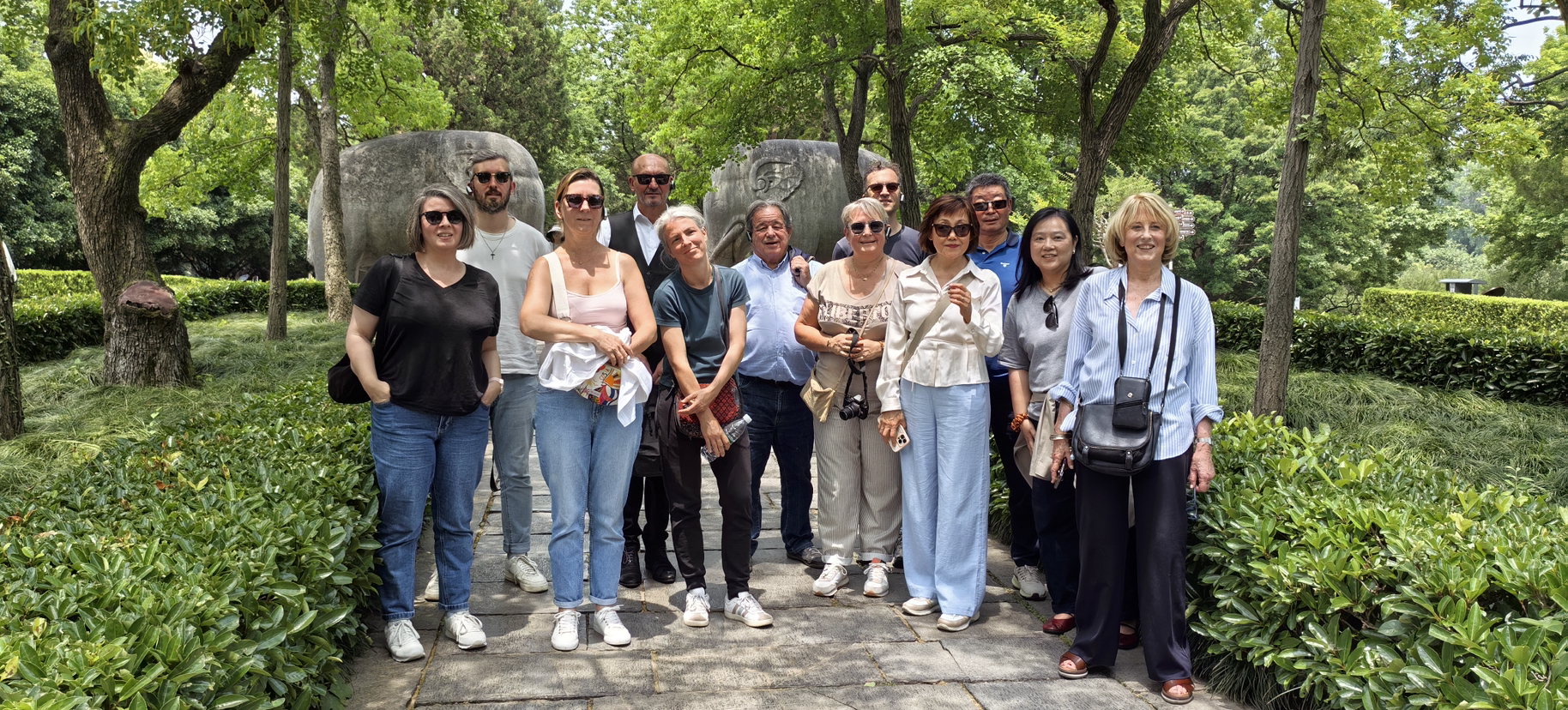 法国旅行商代表游览明孝陵。南京文旅供图