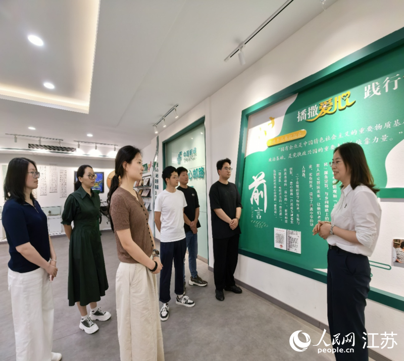 张源源（右一）为年轻职工宣讲“爱心邮路”事迹。人民网记者&nbsp;王继亮摄