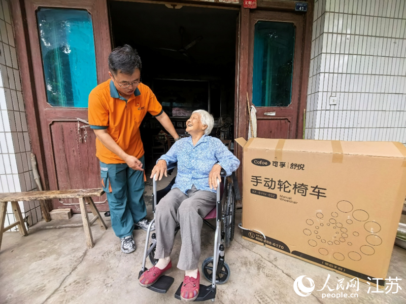 赵颖东正在指导左钟英使用轮椅。人民网记者&nbsp;王继亮摄&nbsp;