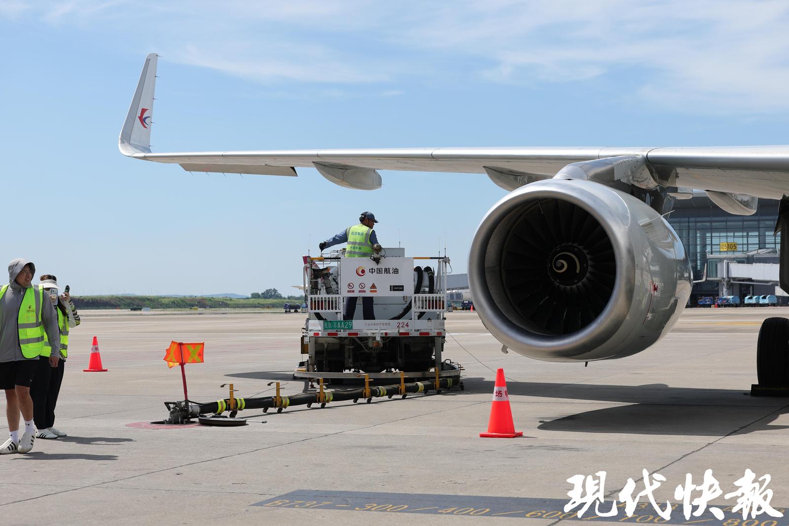 高温烤验下的飞机byebye员:60℃的停机坪、200℃的发动机尾喷热浪里给飞机“望闻问切”(图2)