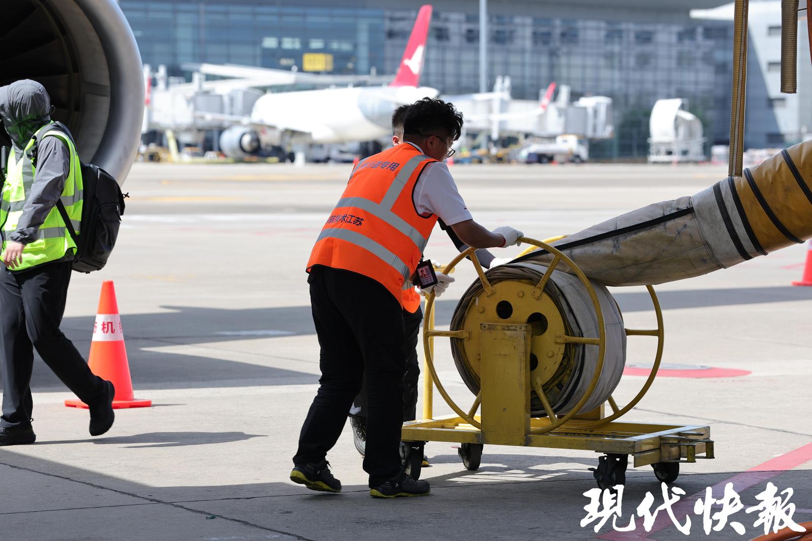 高温烤验下的飞机byebye员:60℃的停机坪、200℃的发动机尾喷热浪里给飞机“望闻问切”(图6)