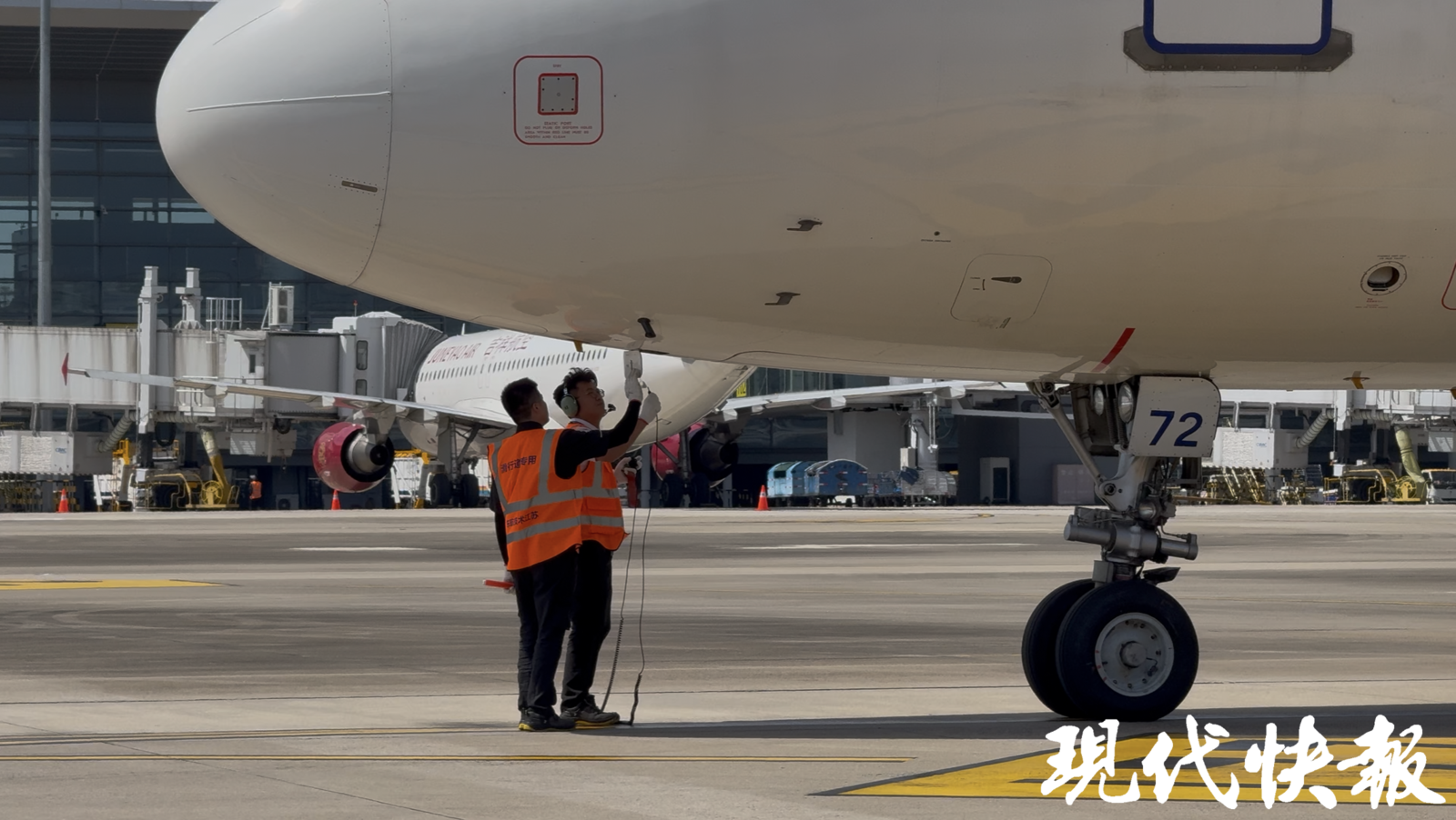 高温烤验下的飞机byebye员:60℃的停机坪、200℃的发动机尾喷热浪里给飞机“望闻问切”(图4)
