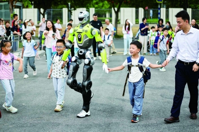 9月1日开学首日,南京师范大学附属中学栋梁学校迎来AI人形机器人值守“送学岗”。 南京日报/紫金山新闻记者 段仁虎 摄
